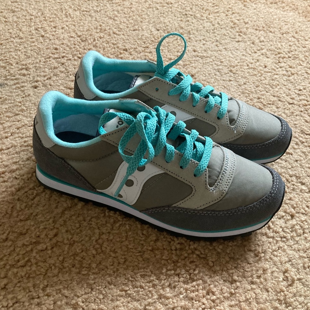 EUC womens Saucony Jazz sneakers size 8